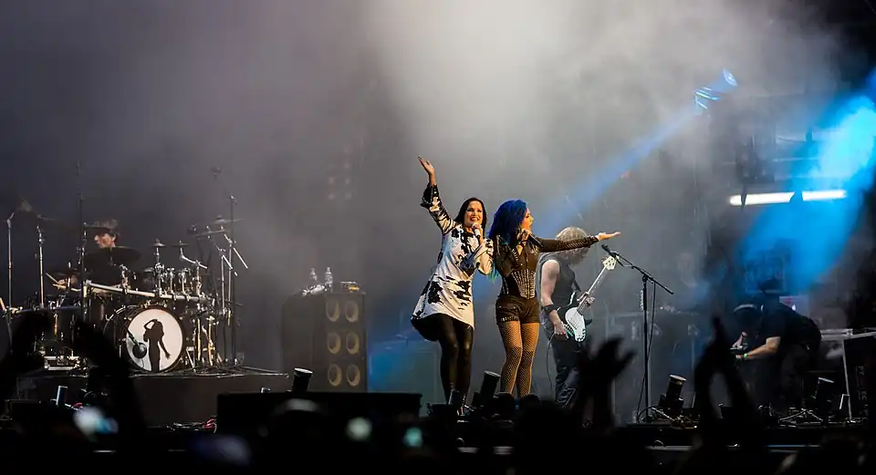 Turunen junto a Alissa White-Gluz interpretando "Demons in You" en 2016