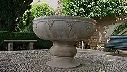 Pieza de la fuente del jardín que se instaló en el Patio de los Leones en 1624, trasladada aquí en 1954.