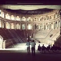 Vista desde el escenario del anfiteatro del Teatro Farnese de Parma (1618), la referencia más primitiva del modelo arquitectónico y escenográfico italiano o "a la italiana".