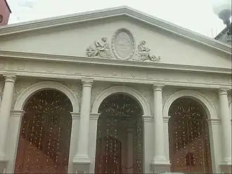 Teatro Pedro Díaz: Este teatro se edificó en 1889 y se inauguró en 1896 manteniendo su decoración original hasta 1905, fue remplazado por columnas sobre pedestales y con una diana neoclásica en el remate, su fachada no es perpendicular a su eje debido a que tiene un estilo herradura propia del Porfiriato.