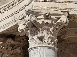 Capitel corintio del frente escénico.