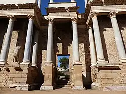 Valva hospitalia, una de las puertas laterales de la escena.