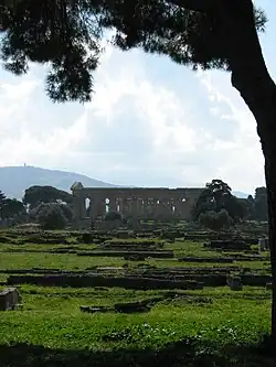 Segundo templo de Hera, o de Apolo, a cuyo través se aprecia el primer templo de Hera