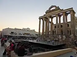 Ruinas frente a la fachada.