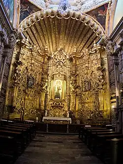 El camarín y su altar.