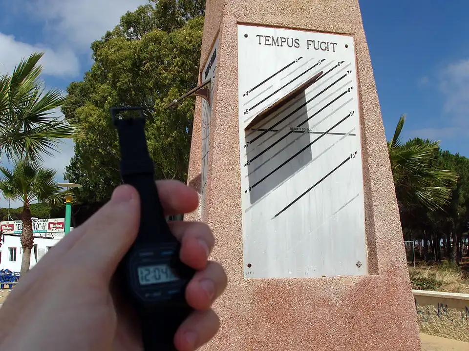 Un reloj de sol con la expresión «Tempus fugit» inscrita en él.