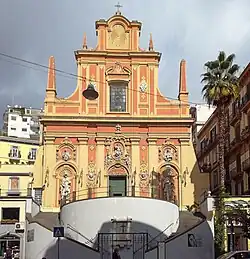 Iglesia de Santa Teresa a Chiaia, situada en el punto de encuentro de Via dei Mille y Via Vittoria Colonna.