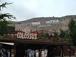Entrada a la atracción "Magnus Colossus". Al fondo el antiguo logotipo del parque.
