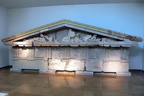 Restauración del entablamento (frontón y friso) del Tesoro de Megara. Hacia 520 a. C.