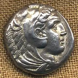 Tetradracma macedonio de Alejando Magno Gr (336-325 a. C.) con la piel de león.