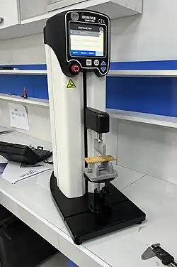 Equipo Brookfield CTX con configuración para pruebas de compresión y análisis mecánico de muestras.