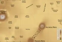 Mapa del cuadrilátero de Tharsis con las principales características indicadas. Las Ceraunius Fossae están en la parte superior derecha.