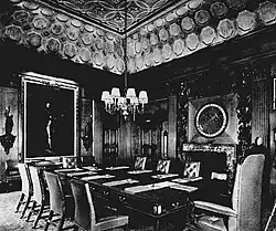 Imagen de la sala hacia 1935, con la mesa y las paredes con el dial de la rosa de los vientos y el retrato de Nelson.