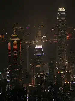 Vista del edificio de noche