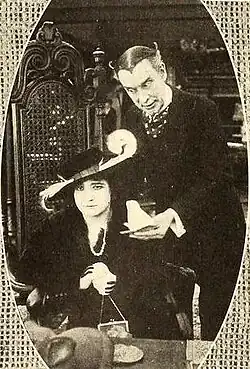 Escena de The Devil (1915), con Edward Connelly y Clara Williams