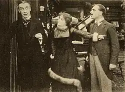 Escena de The Devil (1915), con Edward Connelly, Bessie Barriscale y Arthur Maude