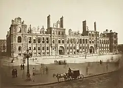 Las ruinas del Ayuntamiento de París, sede de la Comuna, incendiado por la Guardia Nacional el 24 de mayo y reconstruido posteriormente.