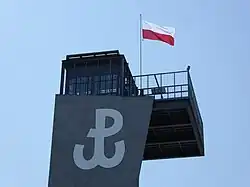 Kotwica dibujado en lo alto de la torre de observación del Museo del alzamiento de Varsovia.