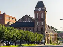 El logotipo de Dunder Mifflin en la torre de Pennsylvania Paper and Supply Company, que aparece en los créditos iniciales de la serie.