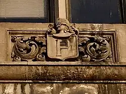 Detalles clásicos en la fachada