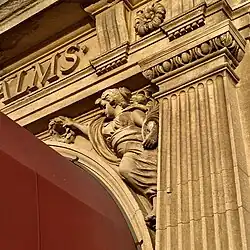 Figura femenina con corona de laurel.