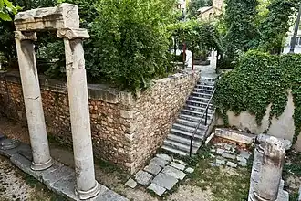 Restos romanos en el patio de la iglesia.