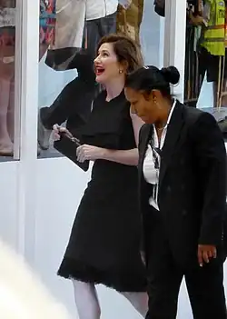 Hahn caminando y riendo