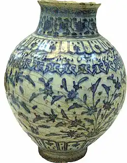 Jarra azul y blanco, Mashhad, 1465, pintada sobre cristal. Tengase en cuenta las influencias chinas en la decoración y una inscripción en caligrafía nasta'liq.