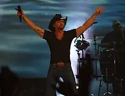 El músico country estadounidense Tim McGraw actuando, con un sombrero de vaquero