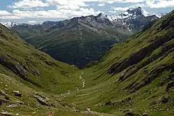 El grupo Lasörling visto desde el refugio de Eissee y el valle de Timmeltal (en el eje del valle está el Berger Kogel )