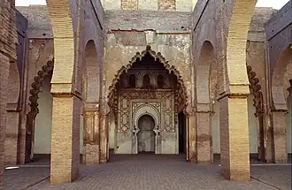 Interior de la sala de oración, mirando hacia el mihrab (centro), de la mezquita de Tinmal (1148; ahora parcialmente en ruinas) (La nave más meridional, antes del mihrab, está delimitada por diferentes diseños de arcos)