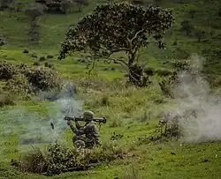 Soldado brasileño disparando con un cañón antitanque AT-4.