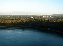 Laguna de Tiscapa, con vista del centro de Managua.