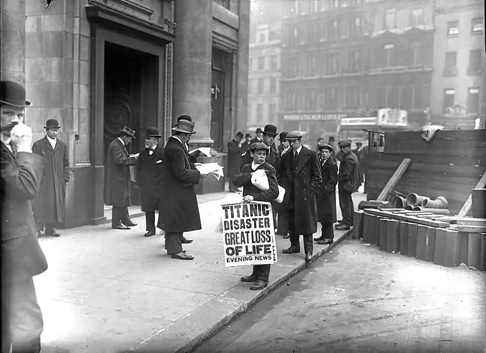 Ned Parfett, afuera de las oficinas de White Star Line en Oceanic House en Cockspur Street, cerca de Trafalgar Square en Londres, el 16 de abril de 1912.