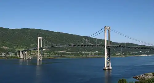 El puenteTjeldsund sobre el estrecho.