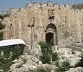 Vista de la Puerta del León desde la cima del monte considerado por algunos como el Gólgota. Esta es la localización de la primitiva Puerta del Cordero, cerca de los cuarteles romanos de Jerusalén. La calle Vía Dolorosa llevaba hasta esta puerta (Nehemías 3:1-32 y Juan 5:2).