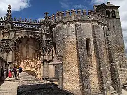 La charola románica del siglo XII (iglesia redonda) a la derecha en comparación con la iglesia manuelina del siglo XVI a la izquierda.