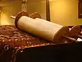 Rollo de Torá. Para el creyente judío, el texto que contiene es santo.