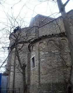 Vista exterior. Ábside central y uno de los laterales.