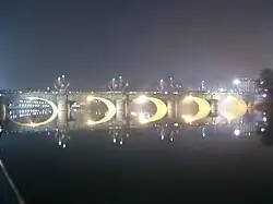 Vista nocturna del puente Umberto I.