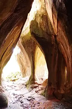 Vista interior de las formaciones rocosas.