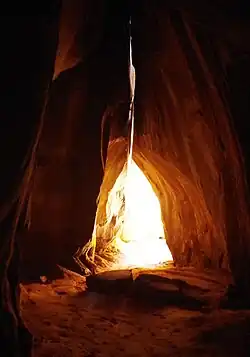 Vista desde el interior de una gruta.