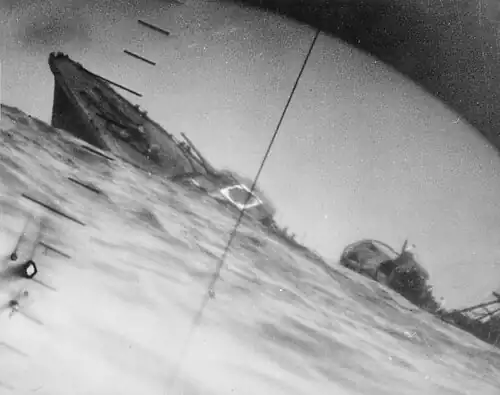 Un destructor japonés torpedinado hundiéndose, fotografiado desde el periscopio del submarino USS Wahoo o el USS Nautilus, en junio de 1942.