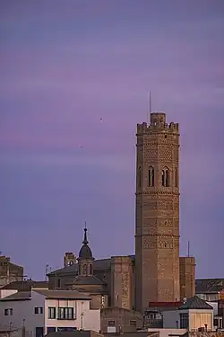 Torre de ladrillo de antigua mezquita.