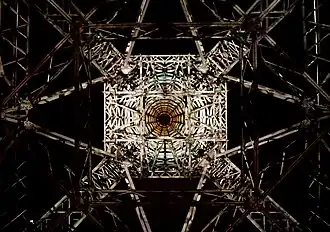 Vista en contrapicado de la torre de noche