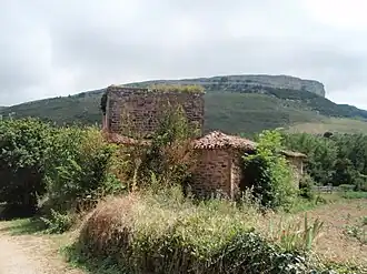 Vista de la Torre de Cadalso, con el monte Muñata al fondo.