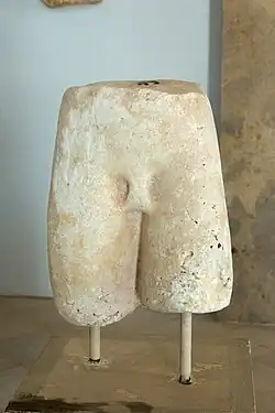 Parte de un kuros del periodo arcaico.