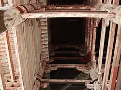 Interior del Nandaimon de Tōdai-ji. Visibles las vigas que conectan con el tokyō