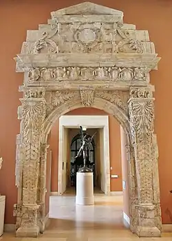 Esta puerta del antiguo Capitolio fue construida en 1553 por Guiraud Mellot a petición de los capitouls, era la entrada a la Sala del Gran Consistorio del Capitolio. Hoy se puede ver en el Museo del Louvre en París.