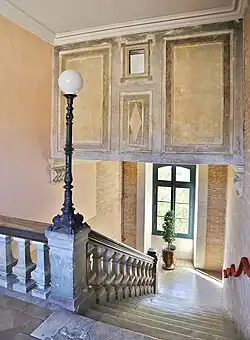 Parte superior de la gran escalera.